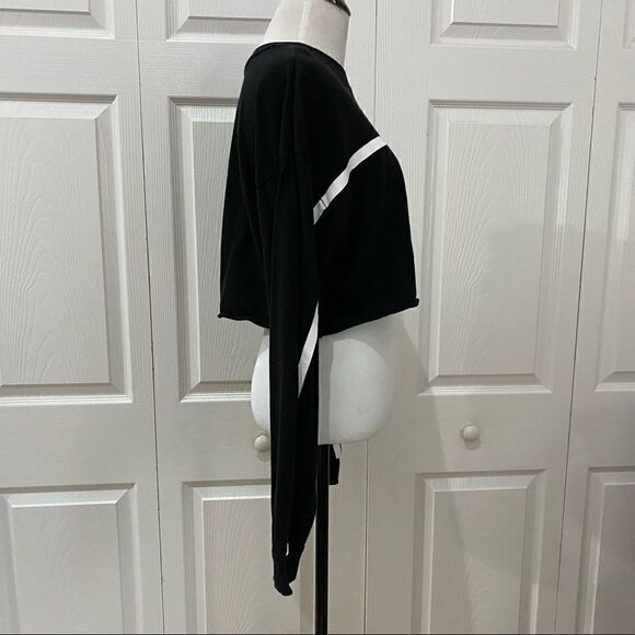 Forever 21 Black and White Cropped Long Sleeve Top - Picture 3 of 8